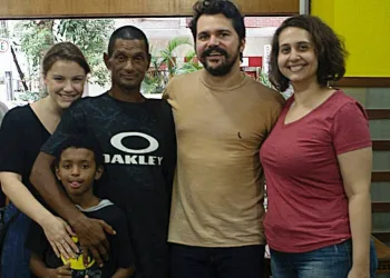 HOMEM QUE AJUDOU SENHORA NA ENCHENTE  GANHA R$10 MIL DAS CASAS BAHIA(FOTOS)