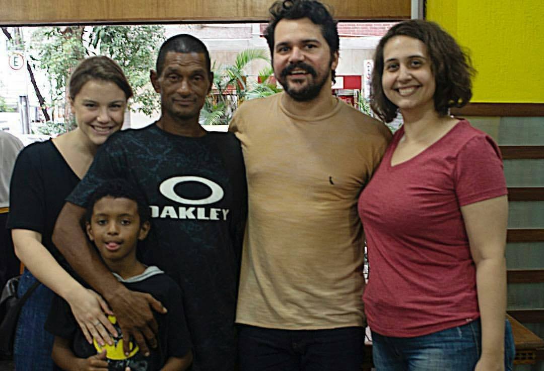 HOMEM QUE AJUDOU SENHORA NA ENCHENTE  GANHA R$10 MIL DAS CASAS BAHIA(FOTOS)