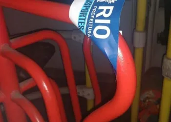 FISCAIS DA SMTR FLAGRAM ÔNIBUS COM SELOS VENCIDOS NA GARAGEM DA VIAÇÃO PALMARES; DEZ SÃO LACRADOS