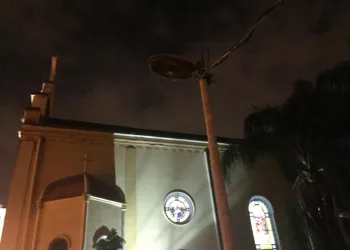PREFEITURA DEIXA PRAÇA NA ZONA OSTE ÀS ESCURAS E FREQUENTADORES RECORREM A LUZ DE VELAS