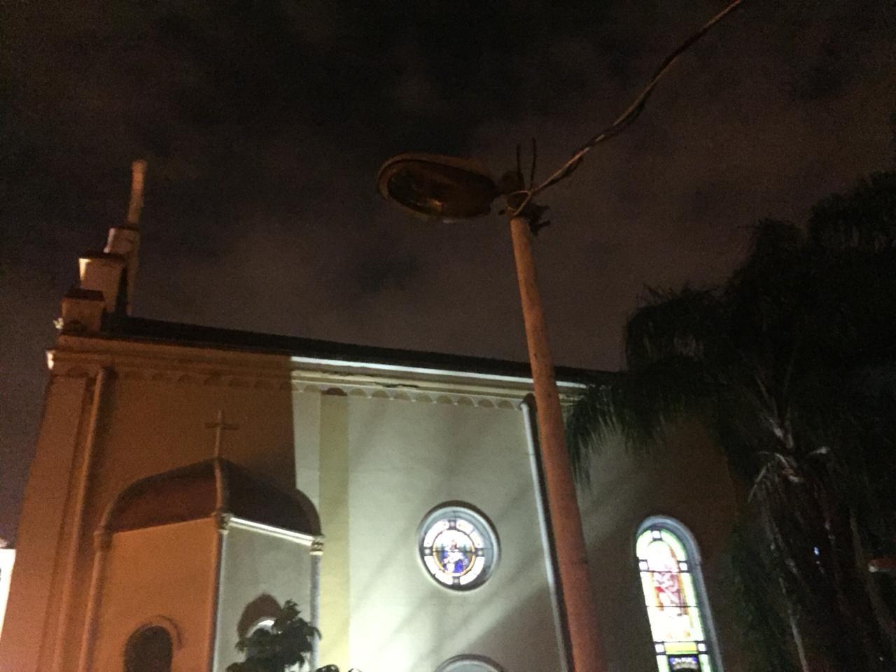 PREFEITURA DEIXA PRAÇA NA ZONA OSTE ÀS ESCURAS E FREQUENTADORES RECORREM A LUZ DE VELAS