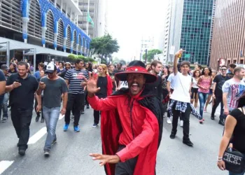 Carros de som da “Marcha para Satanás” tocarão músicas da Xuxa de trás pra frente