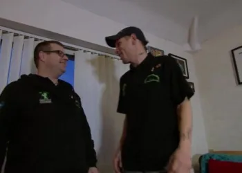 Homem conversa com morador de rua e descobre que ele é seu irmão que não via desde criança