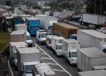 Parte dos caminhoneiros decide fazer paralisação dia 29 de abril, diz Broadcast