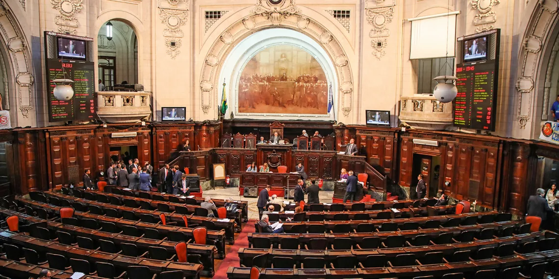 Em meio à calamidade, Deputados do Rio lutam para…Ter porte de armas!