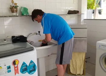 Paulo Guedes manda reduzir conta de luz e Bolsonaro é obrigado a lavar roupa no tanque