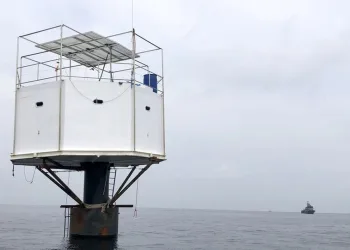 Casal constrói casa no mar e pode morrer por isso