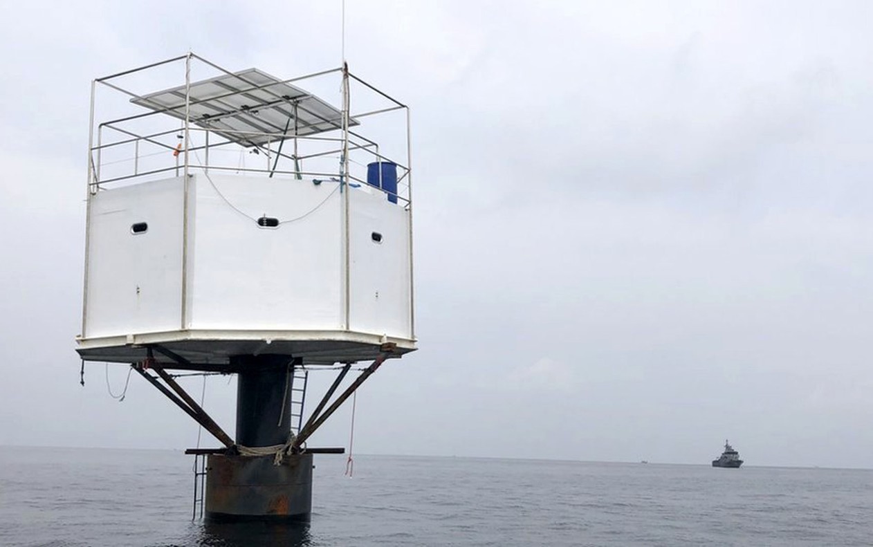Casal constrói casa no mar e pode morrer por isso