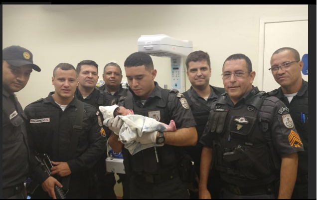 Menina recém-nascida é socorrida por mulher e PMs em Santa Cruz