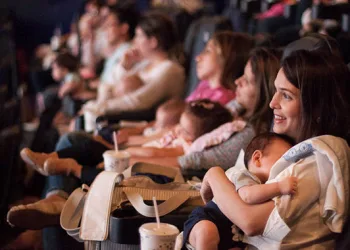 Cinemas da Zona Oeste têm sessões especiais para mamães e bebês