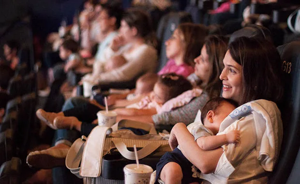 Cinemas da Zona Oeste têm sessões especiais para mamães e bebês