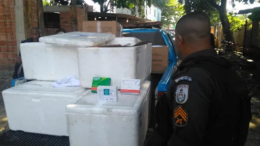 Carga de vacinas roubada é encontrada em Comunidade na Zona Oeste