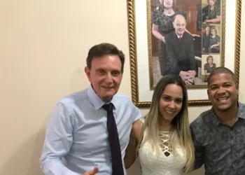 Fruta abençoada: Mulher Melão agora é da Igreja Universal