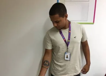 Amor nos trilhos: Morador de Santa Cruz tatua logo do Metrô Rio