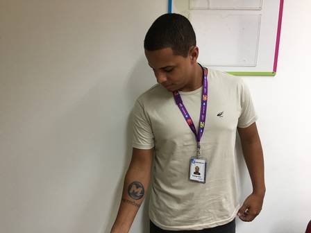 Amor nos trilhos: Morador de Santa Cruz tatua logo do Metrô Rio