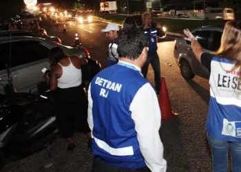 Operação Lei Seca retira mais de 100 motoristas alcoolizados