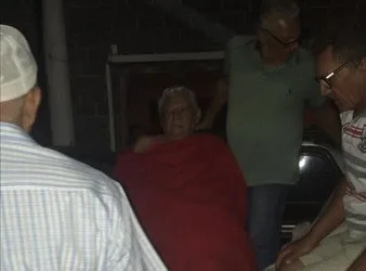 Idoso é socorrido em caçamba de veículo por falta de ambulância em Itaguaí