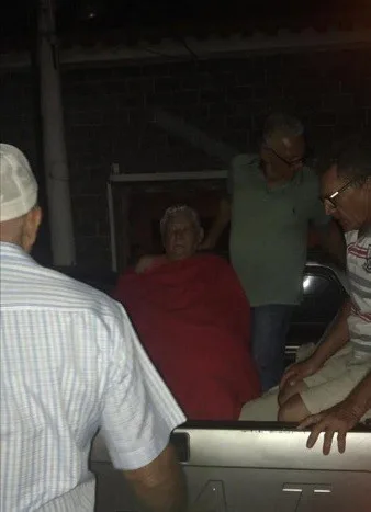 Idoso é socorrido em caçamba de veículo por falta de ambulância em Itaguaí