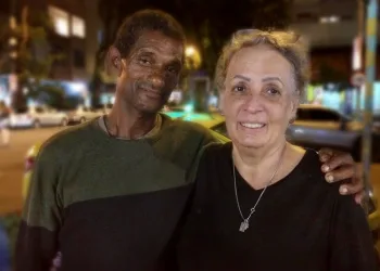 Vaquinha já arrecadou R$ 100 mil para homem que ajudou idosa no Rio
