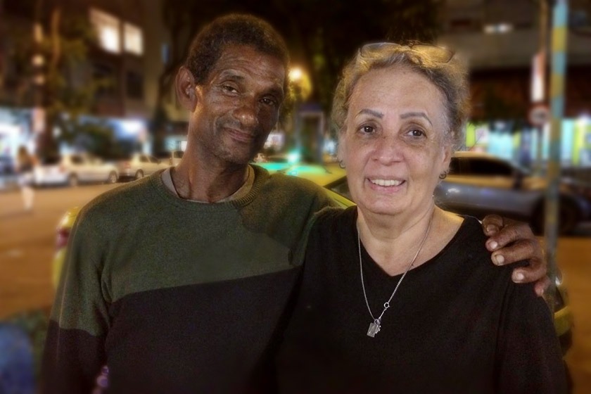 Vaquinha já arrecadou R$ 100 mil para homem que ajudou idosa no Rio