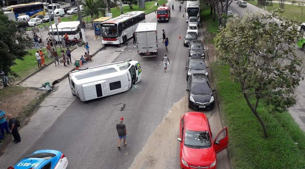 Grave Acidente na Av. Brasil interdita a via e deixa 8 feridos