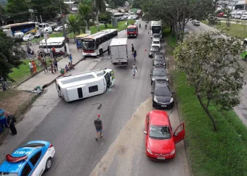 Grave Acidente na Av. Brasil interdita a via e deixa 8 feridos
