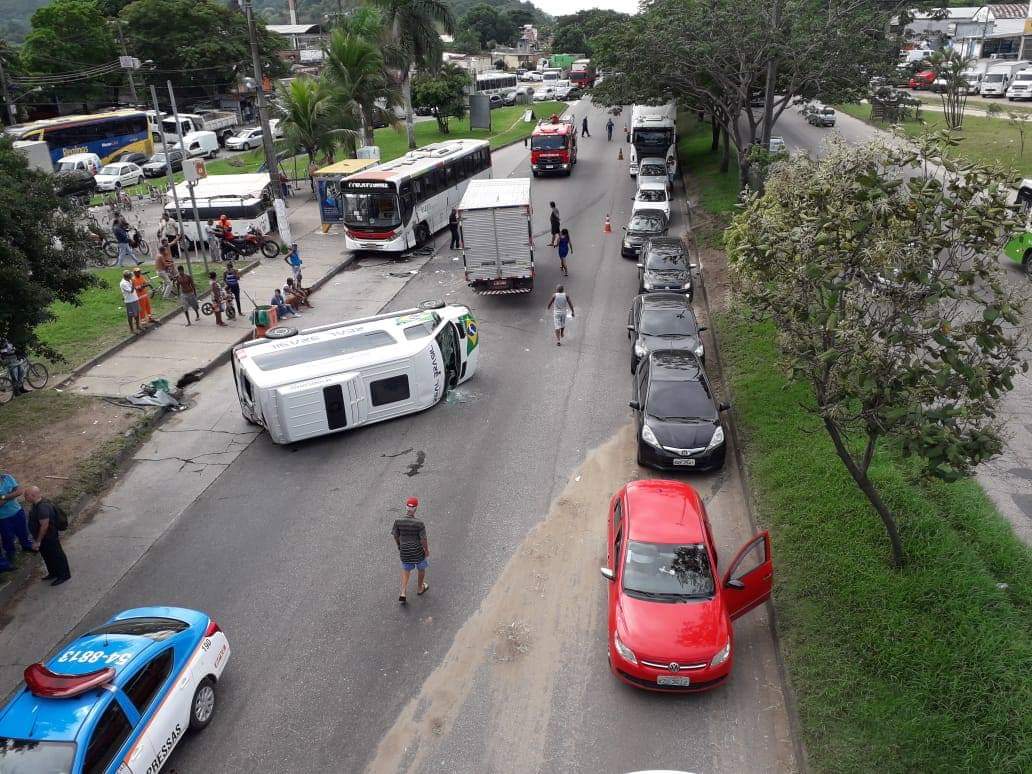 Grave Acidente na Av. Brasil interdita a via e deixa 8 feridos
