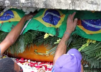 Corpo de músico metralhado por militares é sepultado no Rio