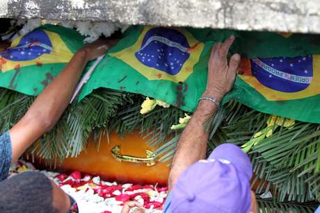 Corpo de músico metralhado por militares é sepultado no Rio