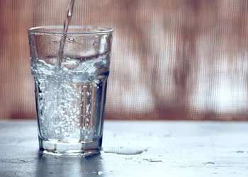 Beber água com gás traz benefícios à saúde? Saiba mais