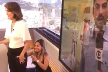 Apresentadora do RJTV, da Globo, passa por perrengue ao vivo em jornal