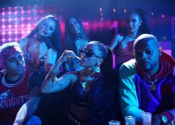 Anitta tasca beijo em duas mulheres em seu novo clipe