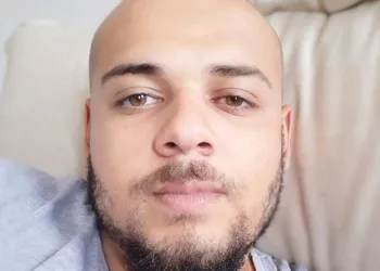 Homem morre ao ser atingido por bala perdida quando ia para o chá de bebê do filho no RJ
