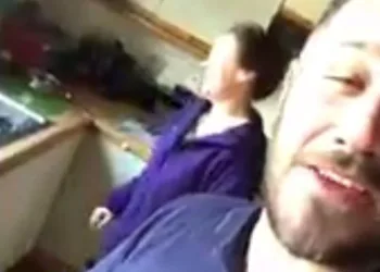 Homem fica muito bêbado, volta para casa errada e ainda faz comida
