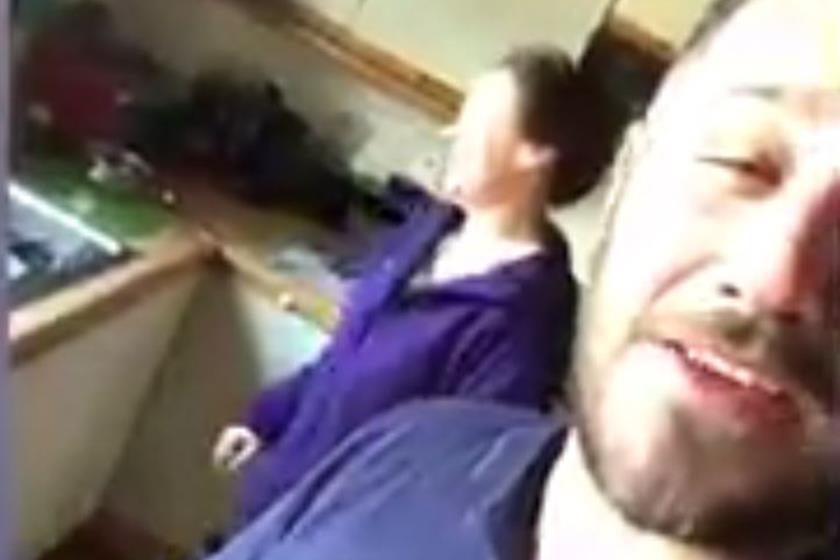 Homem fica muito bêbado, volta para casa errada e ainda faz comida