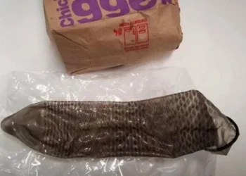 Menina de 2 anos acha camisinha usada no McDonald’s e coloca na boca