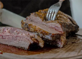 Carne vermelha, bacon e linguiça aumentam risco de câncer no reto