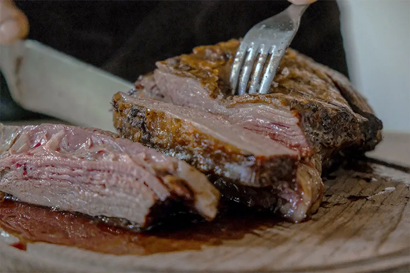 Carne vermelha, bacon e linguiça aumentam risco de câncer no reto