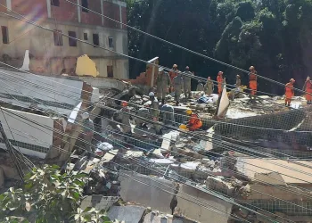 Vítima de desabamento de prédio no Rio passa por cirurgia