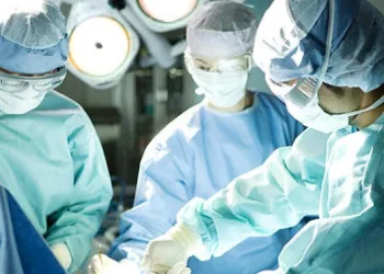 MULHER FAZ CIRURGIA NA COLUNA E ACABA SAINDO SEM UM DOS RINS; ENTENDA