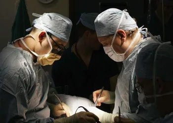 HOMEM TEM PEDAÇO DO PÊNIS AMPUTADO APÓS EREÇÃO POR DOIS DIAS SEGUIDOS