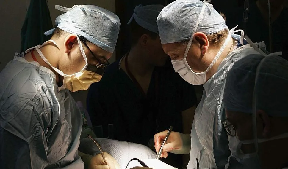 HOMEM TEM PEDAÇO DO PÊNIS AMPUTADO APÓS EREÇÃO POR DOIS DIAS SEGUIDOS