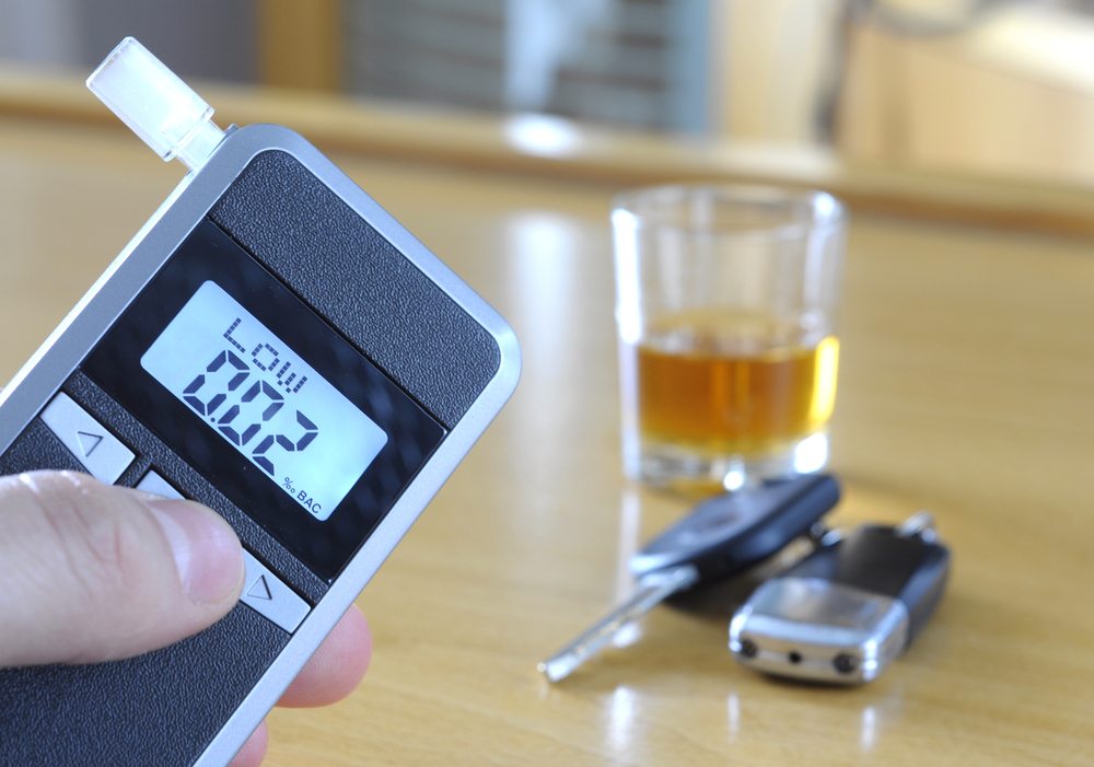 Homem alcoolizado coloca desodorizante na boca para para disfarçar.