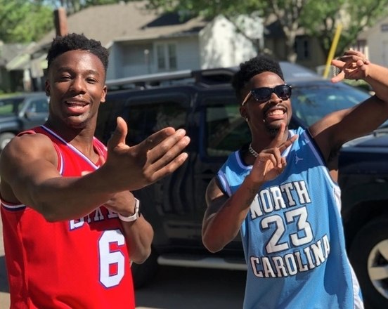 Jogador é baleado e perde amigo horas após fechar com time da NFL