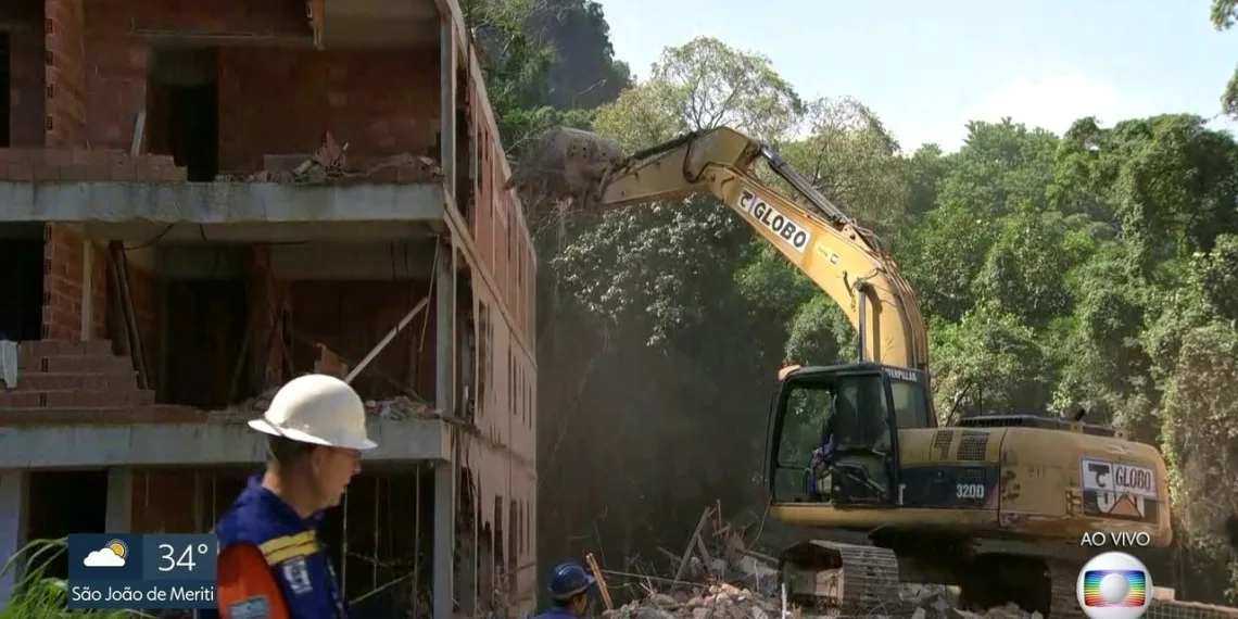 Muzema: demolições começam manualmente por conta de riscos