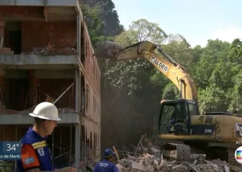Muzema: demolições começam manualmente por conta de riscos