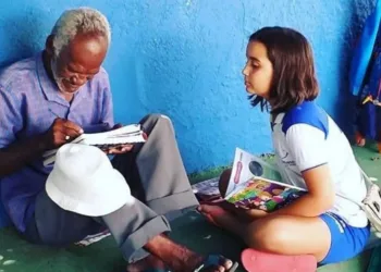 Menina de 9 anos ensina vendedor de picolé de 68 a ler e escrever