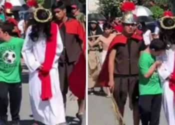 Garoto com Síndrome de Down conforta ‘Jesus’ durante Via Sacra no México