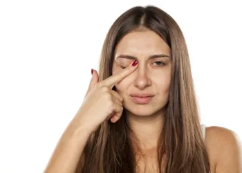 Coçar os olhos pode provocar lesões na córnea e até causar cegueira