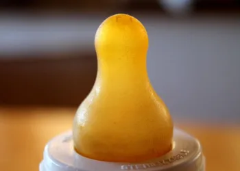Casal vegano é preso após deixar bebê desnutrido com fórmula de batatas